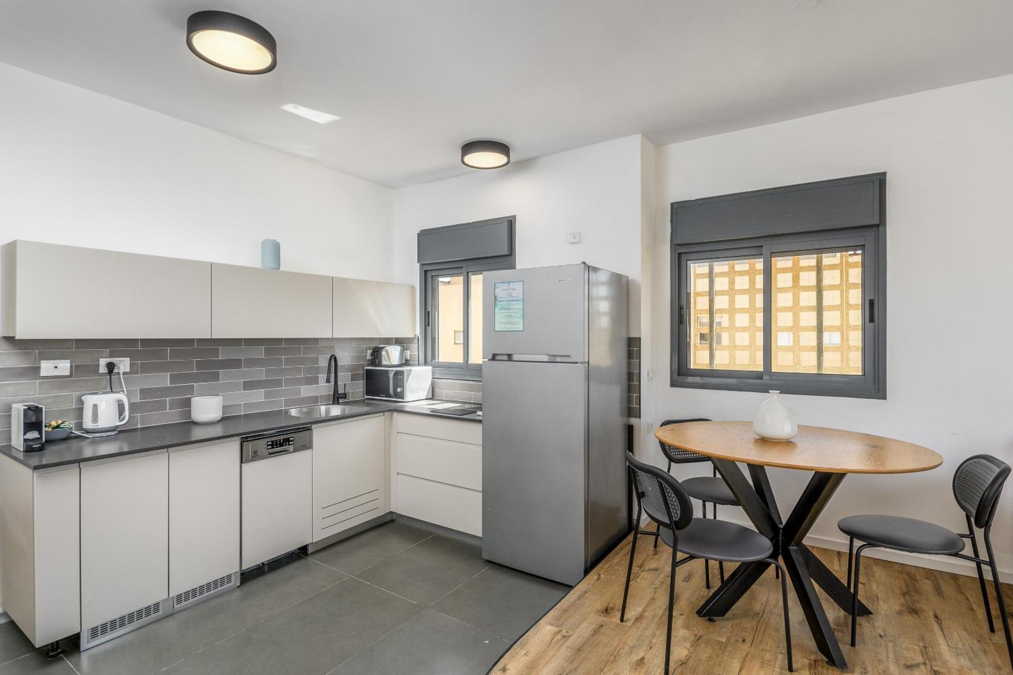 Modern & Sunny 1 Bdr W Balcony And Parking Apartment Тел Авив Екстериор снимка