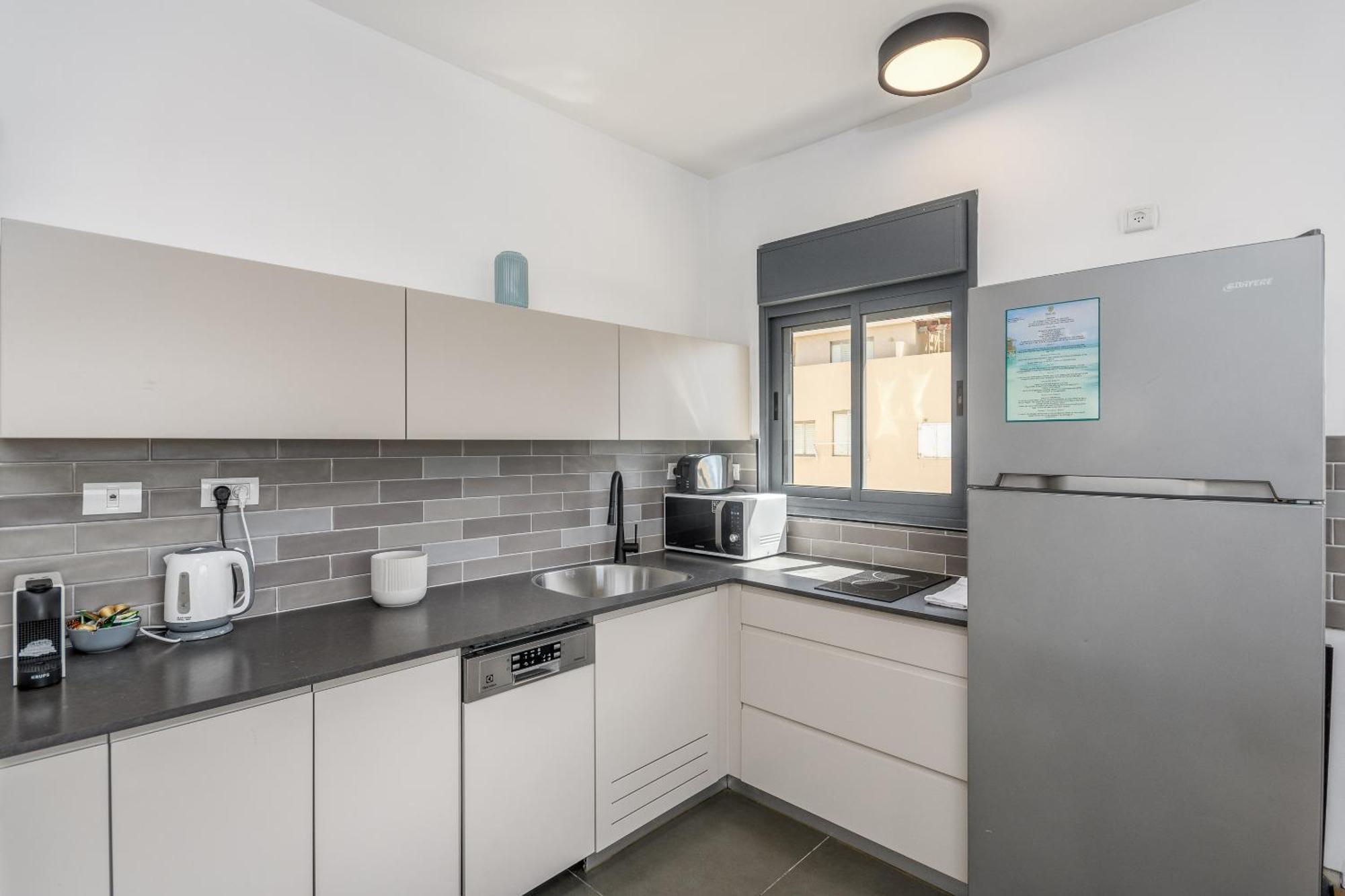 Modern & Sunny 1 Bdr W Balcony And Parking Apartment Тел Авив Екстериор снимка