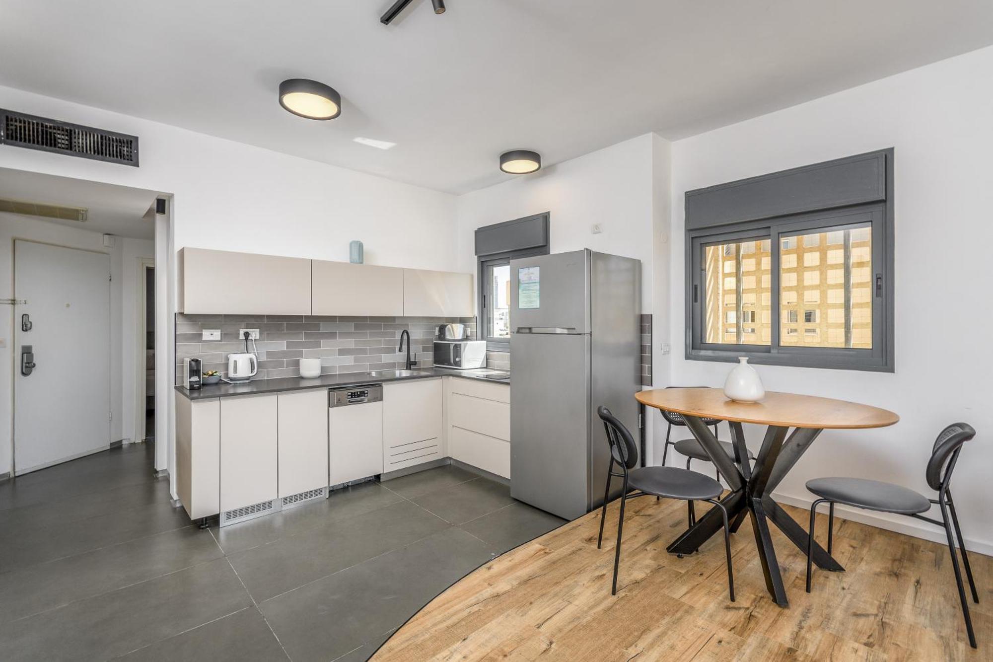 Modern & Sunny 1 Bdr W Balcony And Parking Apartment Тел Авив Екстериор снимка